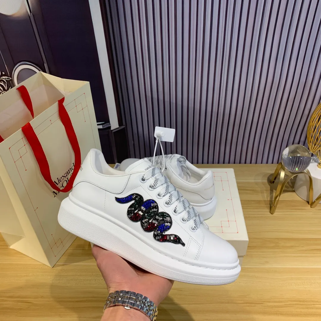 👟👟Ex-factory price 560👟👟Snake pattern professional McQueen factory. Top version. Couple model Alexander McQUEEN high version has been upgraded to the highest quality again✅.McQueen dad shoes 💪McQueen spring, summer, autumn and winter top version purchasing agent level✅ Recruiting national online and offline agents to join🤝 🏆Fabric: Original materials imported from Italy. Texture, water-resistant and non-discoloring 🏆Inner lining: ️A-grade Italian imported lining resistant to dirt, sweat-absorbent, breathable and comfortable 🏆Foot pads: top-grade imported Italian super-soft cowhide leather 🏆Outsole: PU+counter 1:1 🏆Shoe box: original white box. Plus white flip cover for double-layer protection. Cloth bag. Handbag. Certificate of 1:1 mold opening, 4-piece set. Delivered with a pair of shoelaces. 🖕🏿🖕🏿🖕🏿You can choose any pair of shoelaces in any color of our factory 🏆Code number: women’s 34-41. men’s 38-46 🏆Special remarks (women’s size 34.40.41, men’s size 38.45.46 is customized, no returns or exchanges) Win-win cooperation🤝